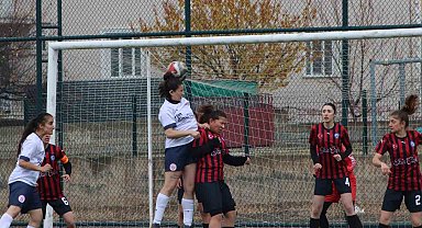 Ağrı Kadın Futbol Takımı, Erzincan'ı 5-0 mağlup etti