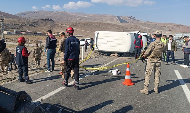 Ağrı'da otomobil minibüsle çarpıştı: 1 ölü, 2 ağır yaralı