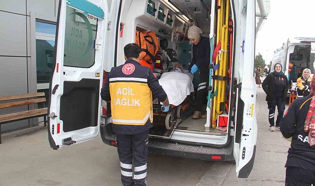 Ahırda dananın teptiği besici hastanelik oldu