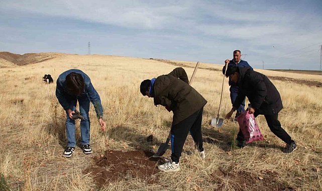 Ahlat'ta "Maziden Atiye" programı kapsamında öğrenciler fidan dikti