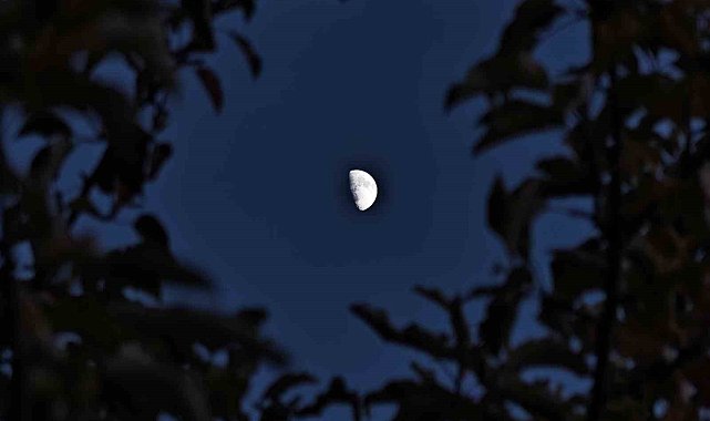 Ahlat'ta yarım ay manzarası hayran bıraktı