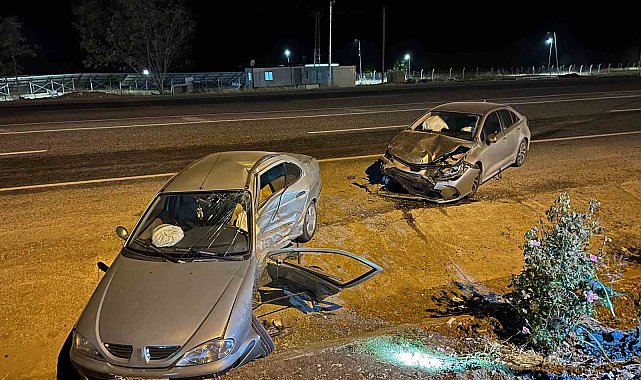 Akaryakıt istasyonuna girmek isteyen araç bir başka araçla çarpıştı: 1'i ağır 8 yaralı