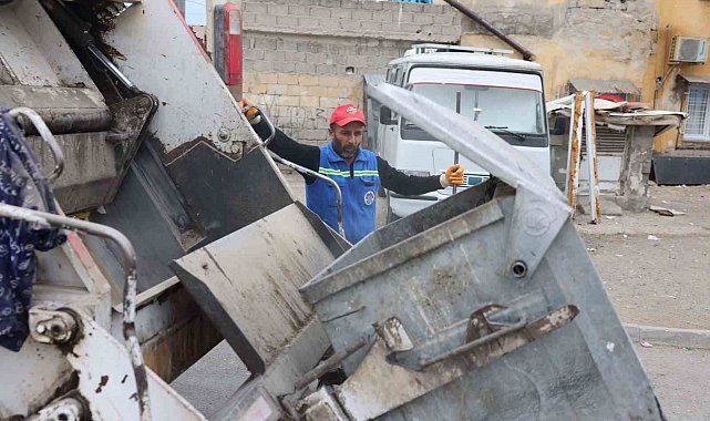 Akdeniz'de çöp konteynerleri yıkanıp dezenfekte ediliyor