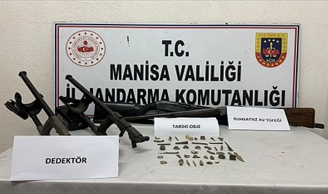 Akhisar'da tarihi eser ve ruhsatsız silah ele geçirildi