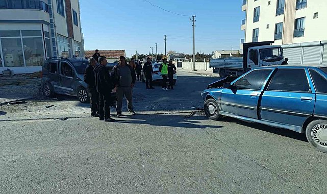 Aksaray'da hafif ticari araç ile otomobil çarpıştı: 7 yaralı