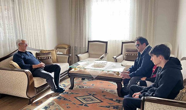 Akyaka'da vefalı öğrenci her yıl öğretmenin elini öperek, öğretmenler günü kutluyor