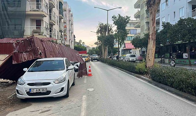 Alanya'da fırtına inşaat korkuluklarını uçurdu, park halindeki araca zarar verdi