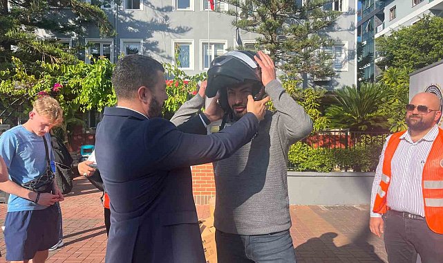 Alanya'da motosiklet sürücülerine ücretsiz kask dağıtıldı