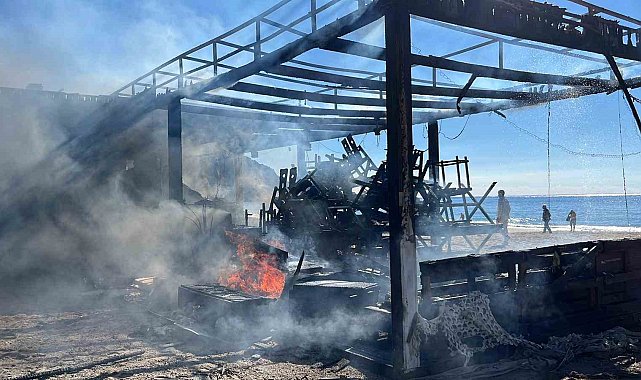Alanya'da plaj büfesi alev alev yandı