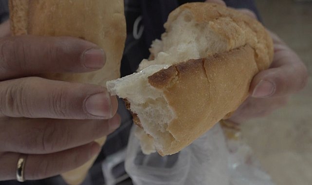 Aldığı ekmeğin içinden çıkan poşet parçası ile şok oldu