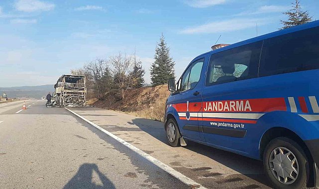 Alev topuna dönen yolcu otobüsü tamamen yandı