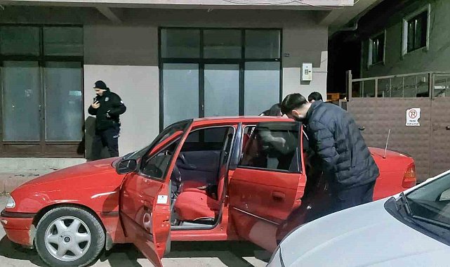 Alkollü sürücü polis uygulamasını görünce otomobili kaldırıma çekti: Üzerinden ve araçtan uyuşturucu çıktı