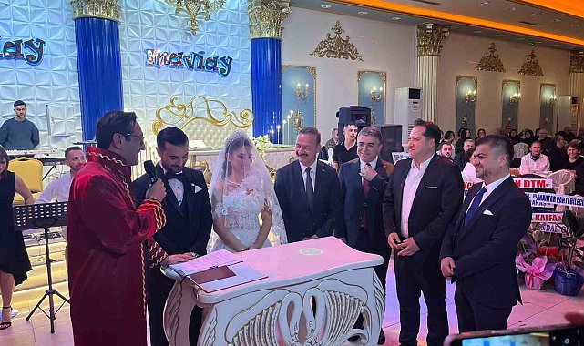 Anahtar Parti Genel Başkanı Ağıralioğlu genç çiftin nikah şahidi oldu