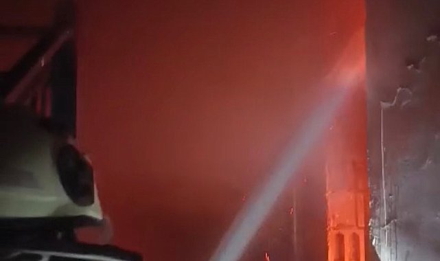 Antakya'da binanın çatısı alevlere teslim oldu