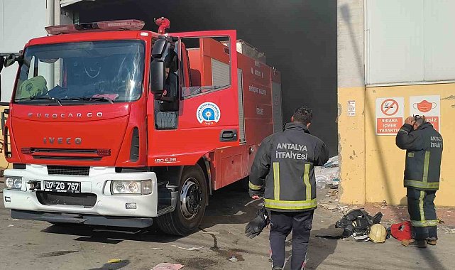 Antalya'da geri dönüşüm fabrikasındaki yangın korkuttu