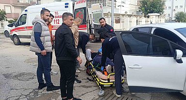 Antalya'da hafif ticari araç ile otomobil çarpıştı: 1 yaralı