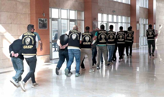 Antalya'da iş yerine zarar veren 10 şahıs tutuklandı