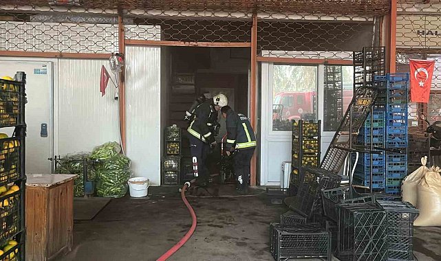 Antalya'da sebze ve meyve deposunda yangın