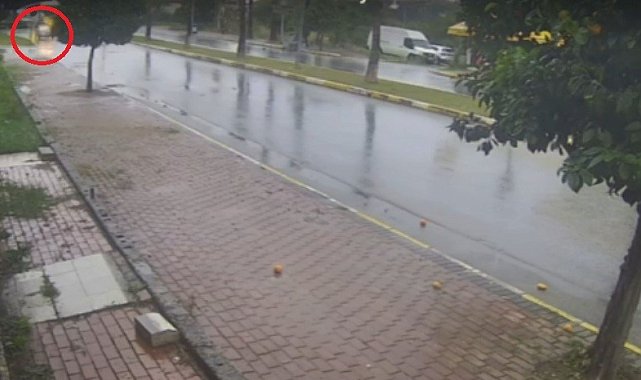 Antalya'da seyir halindeki otomobil bir anda alev topuna döndü, sürücü kendini dışarıya attı