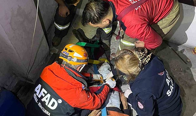 Apartman boşluğuna düşerek yaralanan yaşlı adamı ekipler kurtardı