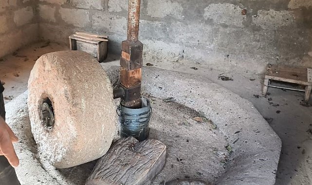 Ardanuç'ta 80 yıllık değirmen geleneksel yöntemlerle üretim yapıyor
