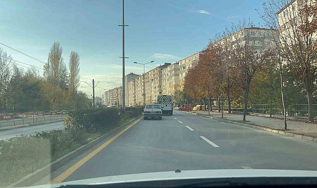 Arka cama "Yakışır yaşıma yanlışlarım" yazdı, caddeyi egzozuyla rahatsız etti