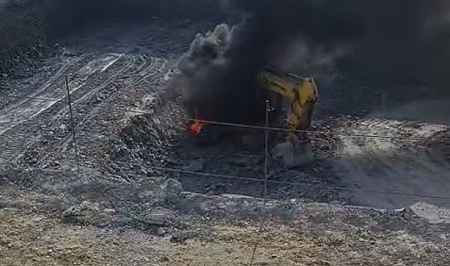 Arnavutköy'de iş makinesi alev alev yandı