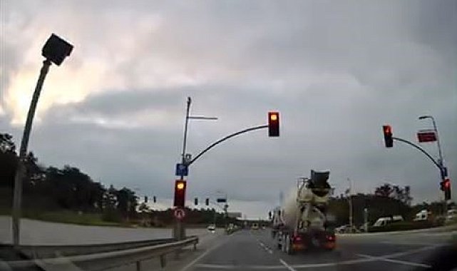 Arnavutköy'de kırmızı ışık ihlali faciaya davetiye çıkardı