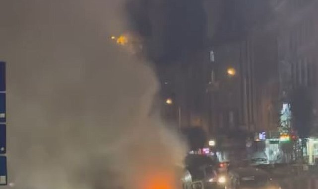 Arnavutköy'de seyir halindeki servis aracı alev alev yandı