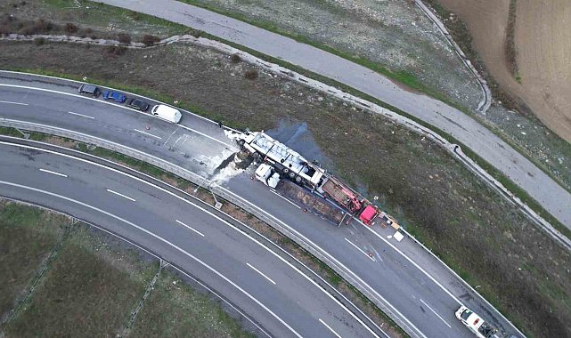 Arnavutköy'de tır virajı alamayıp devrildi: 1 ağır yaralı