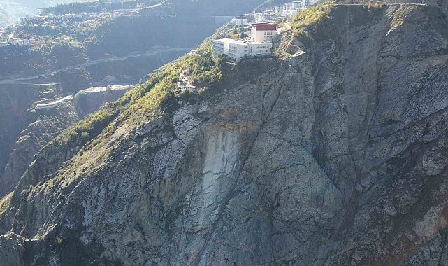 Artvin'de kaya kopması paniğe neden oldu: İki lise tahliye edildi
