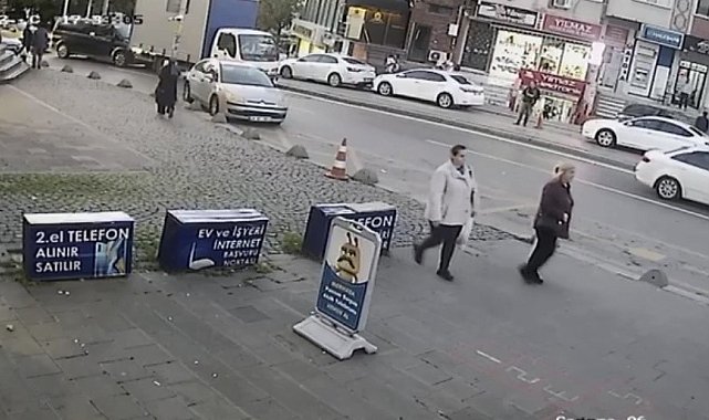 Ataşehir'de kamyonet durağa daldı: Kaza anı kamerada