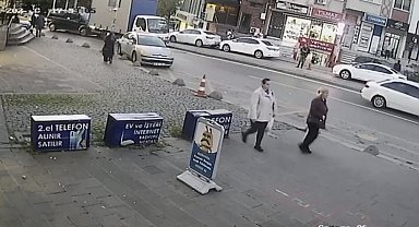 Ataşehir'de kamyonet durağa daldı: Kaza anı kamerada