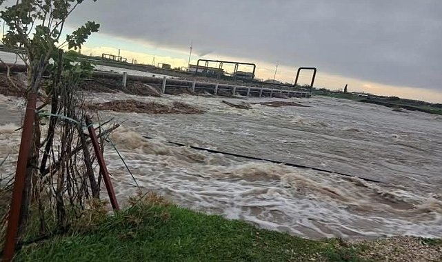 Ayvacık'ta aşırı yağış nedeniyle Tuzla Çayı taştı, tarım arazileri sular altında kaldı