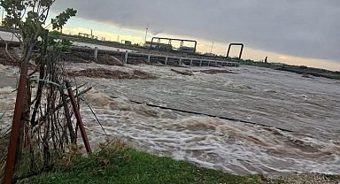 Ayvacık'ta aşırı yağış nedeniyle Tuzla Çayı taştı, tarım arazileri sular altında kaldı