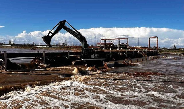 Ayvacık'ta taşan çay için çalışmalar devam ediyor
