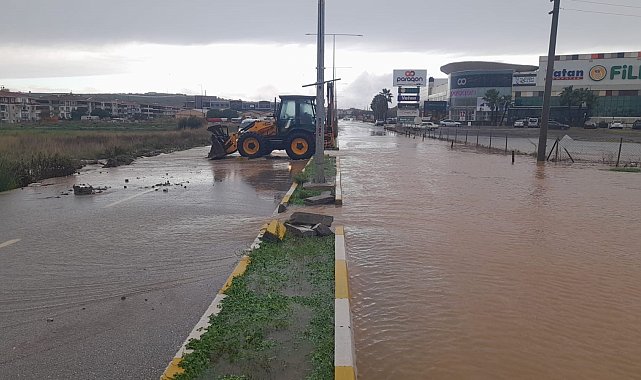 Ayvalık'ta metrekareye 105.3 kilogram düşen yağış hayatı felç etti