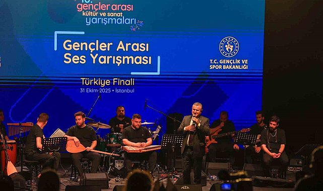 Bakan Bak, gençler arası ses yarışmasını izledi, sahnede şarkı söyledi