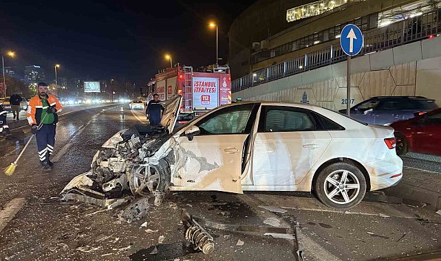 Bakırköy'de kontrolden çıkan otomobil karşı şeritteki araca çarptı