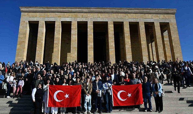 Balıkesirli gençler Ata'nın huzurunda