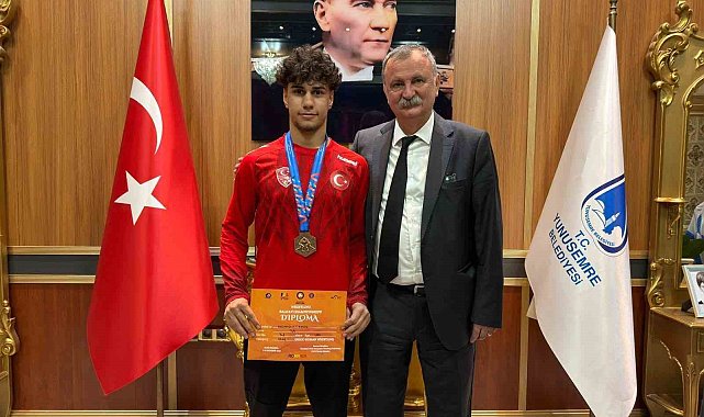 Başkan Balaban'dan başarılı güreşçiye övgü
