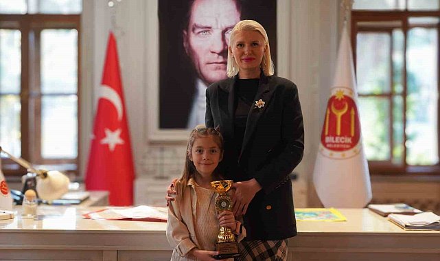 Başkan Subaşı, şiir ve resim yarışmasında dereceye girenlere ödüllerini verdi