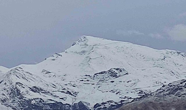 Batman'a mevsimin ilk karı yağdı