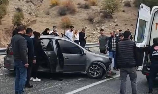 Batman'da trafik kazası: Sürücü bariyerlere çarpan araçta sıkıştı