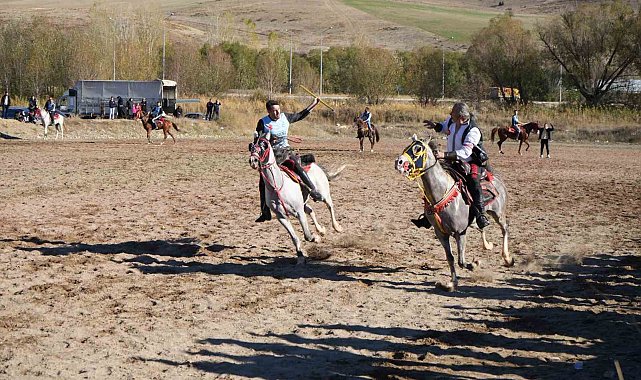 Bayburt'ta cirit nefes kesti: Atlar dostluk için dörtnala koştu