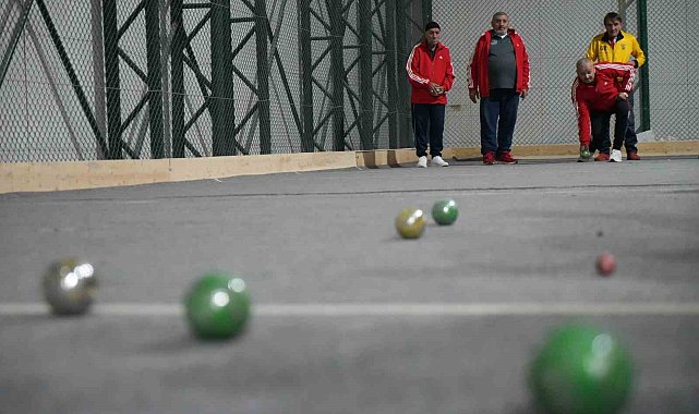 Bayburt'ta düzenlenen bocce maçında huzurevi sakinleri hünerlerini sergiledi