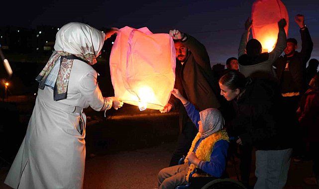 Bayburt'ta özel öğrenciler eşit ve adil bir dünya için dilek fenerlerini gökyüzüne bıraktı