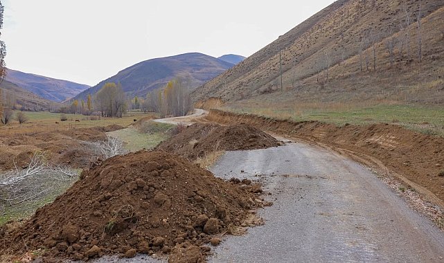 Bayburt'un köy yollarında genişletme çalışmalar devam ediyor