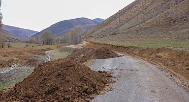 Bayburt'un köy yollarında genişletme çalışmalar devam ediyor