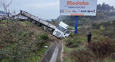 Beykoz'da sağanak yağış kaza getirdi: Tır devrildi, 1 yaralı